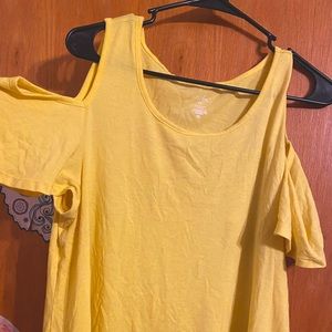 Selling a cute yellow top!